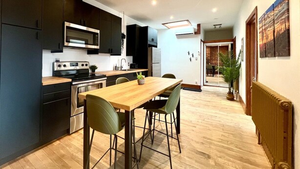 Coffee/tea maker, fridge, microwave, oven - Le Cactus ~ A Stunning Home in the St-Roch Neighborhood (Québec)