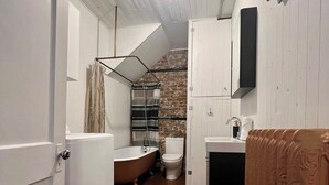 Douche, sèche-cheveux, serviettes fournies, shampoing