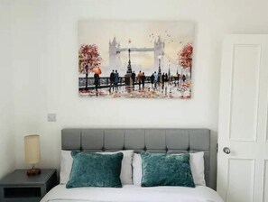 2 slaapkamers, een strijkplank/strijkijzer, reisbedje, gratis wifi