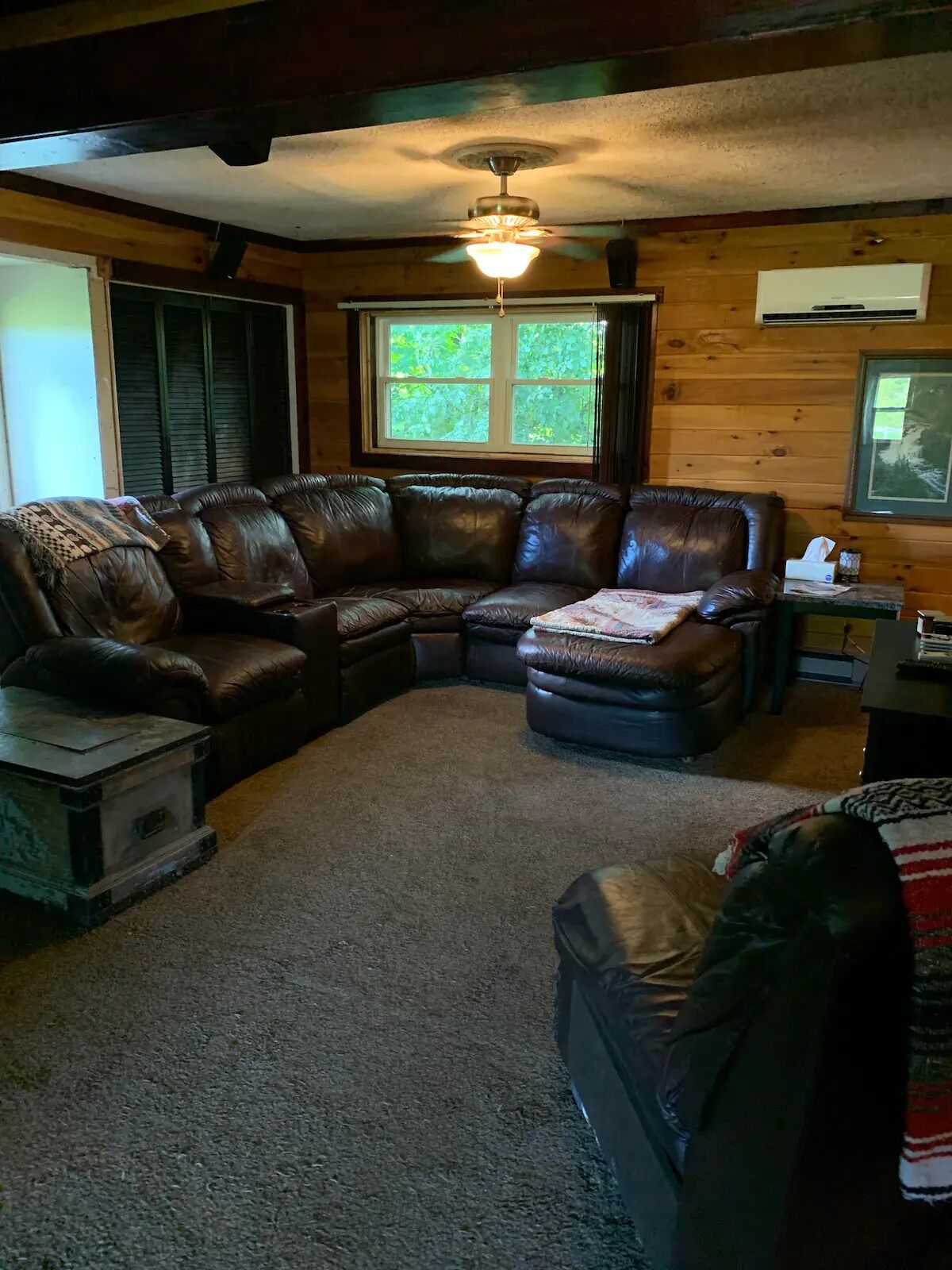 Televisión, chimenea, libros y estéreo 