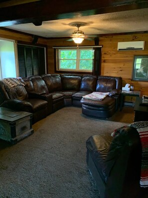 Fernseher, Kamin, Bücher, Stereoanlage