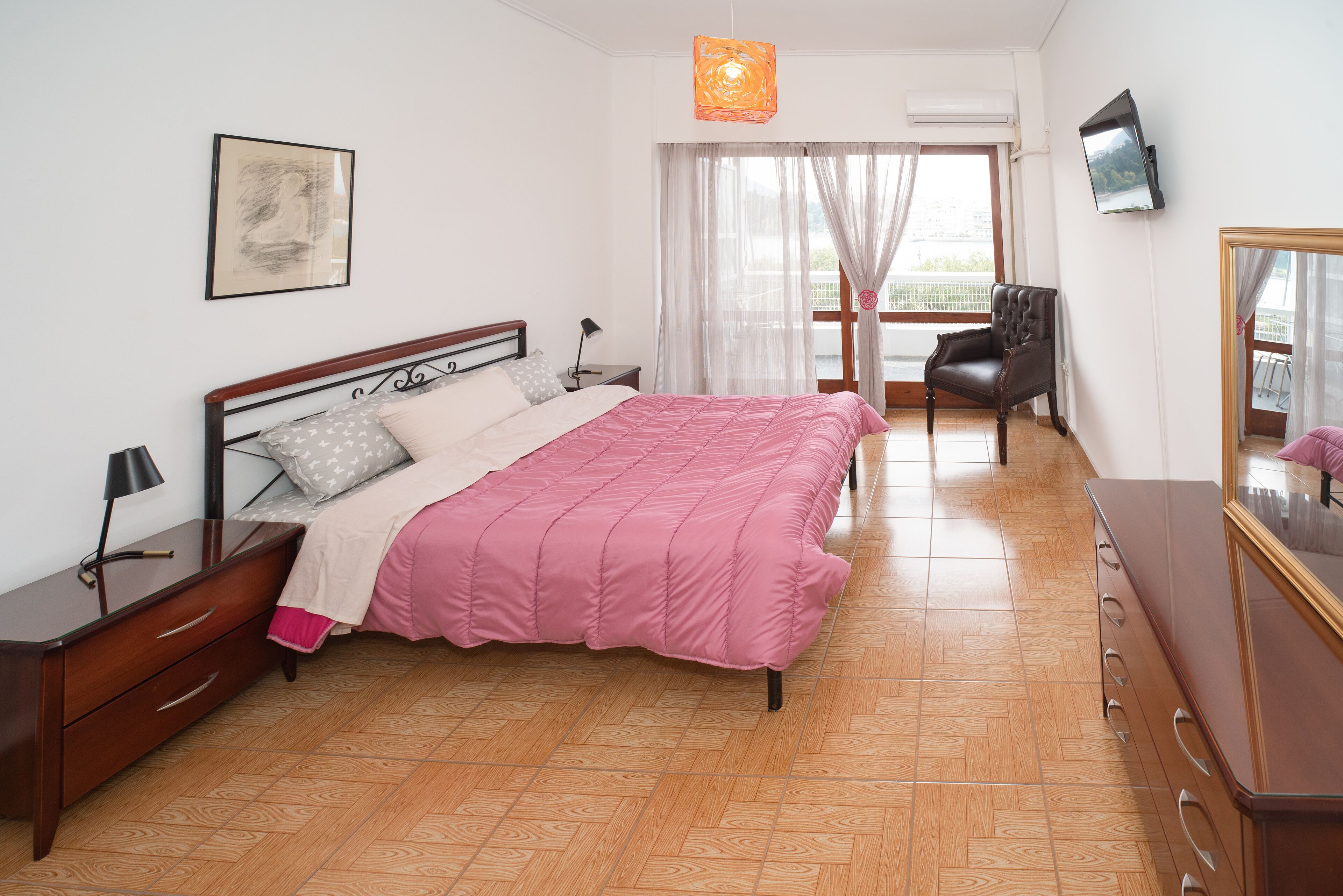 2 slaapkamers, een strijkplank/strijkijzer, wifi, beddengoed