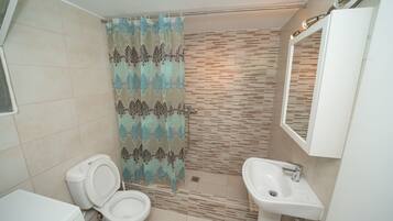 Sèche-cheveux, serviettes fournies, savon, shampoing