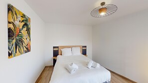 3 bedrooms, desk, free WiFi, bed sheets