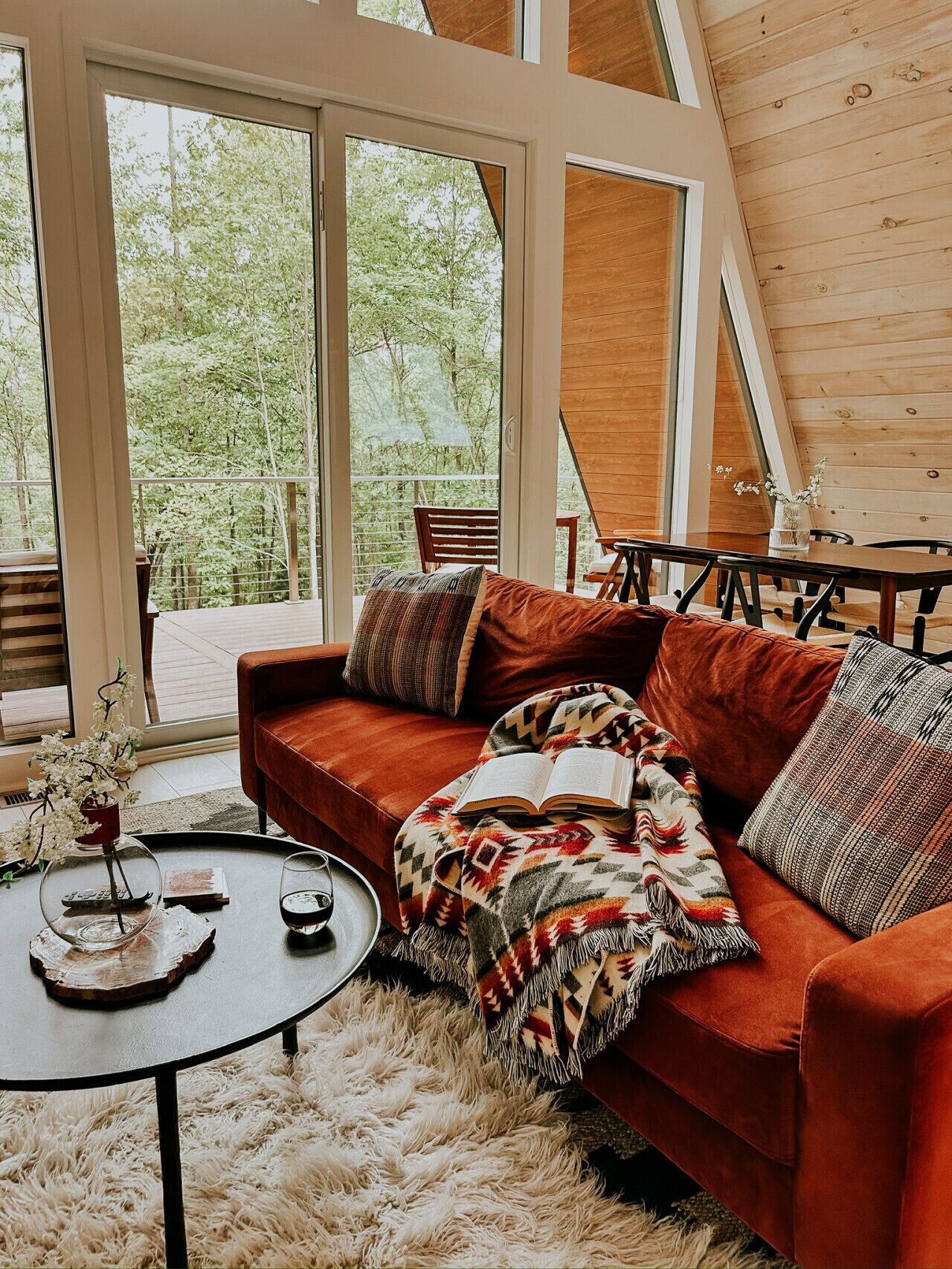 Een smart-tv, een open haard en een stereo