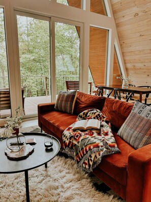 Smart-TV, Kamin, Stereoanlage