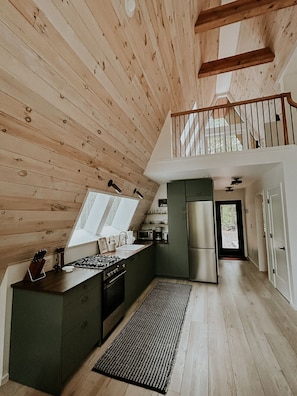 Fridge, microwave, oven, stovetop - Fox Ridge-Black Alder Lodging (Logan)