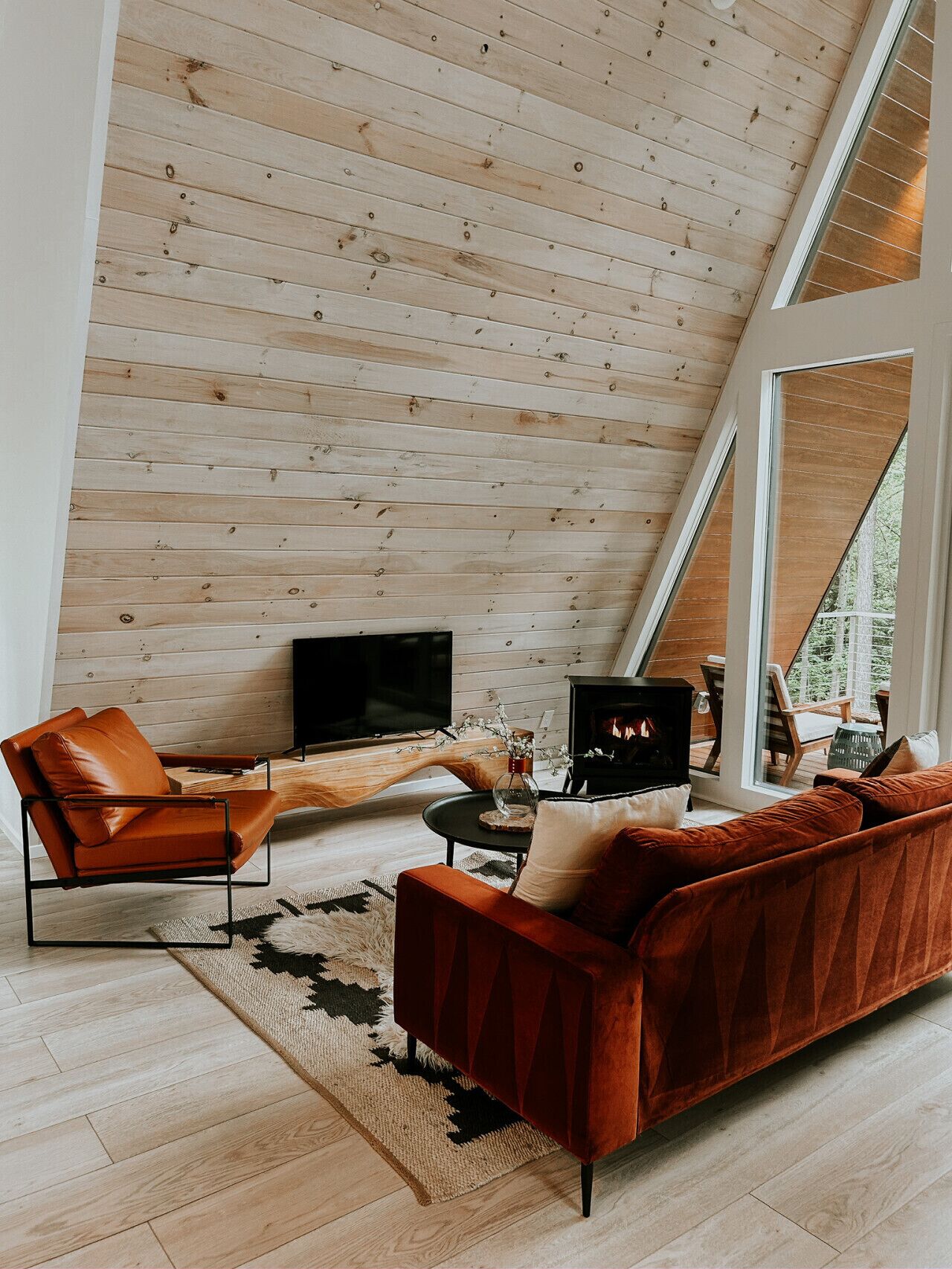 Smart TV, fireplace, stereo