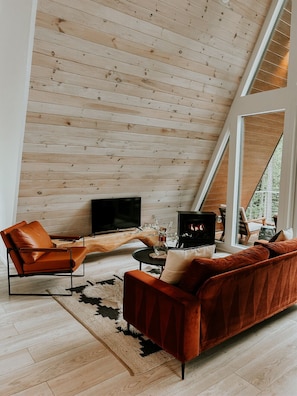 Smart TV, fireplace, stereo - Fox Ridge-Black Alder Lodging (Logan)