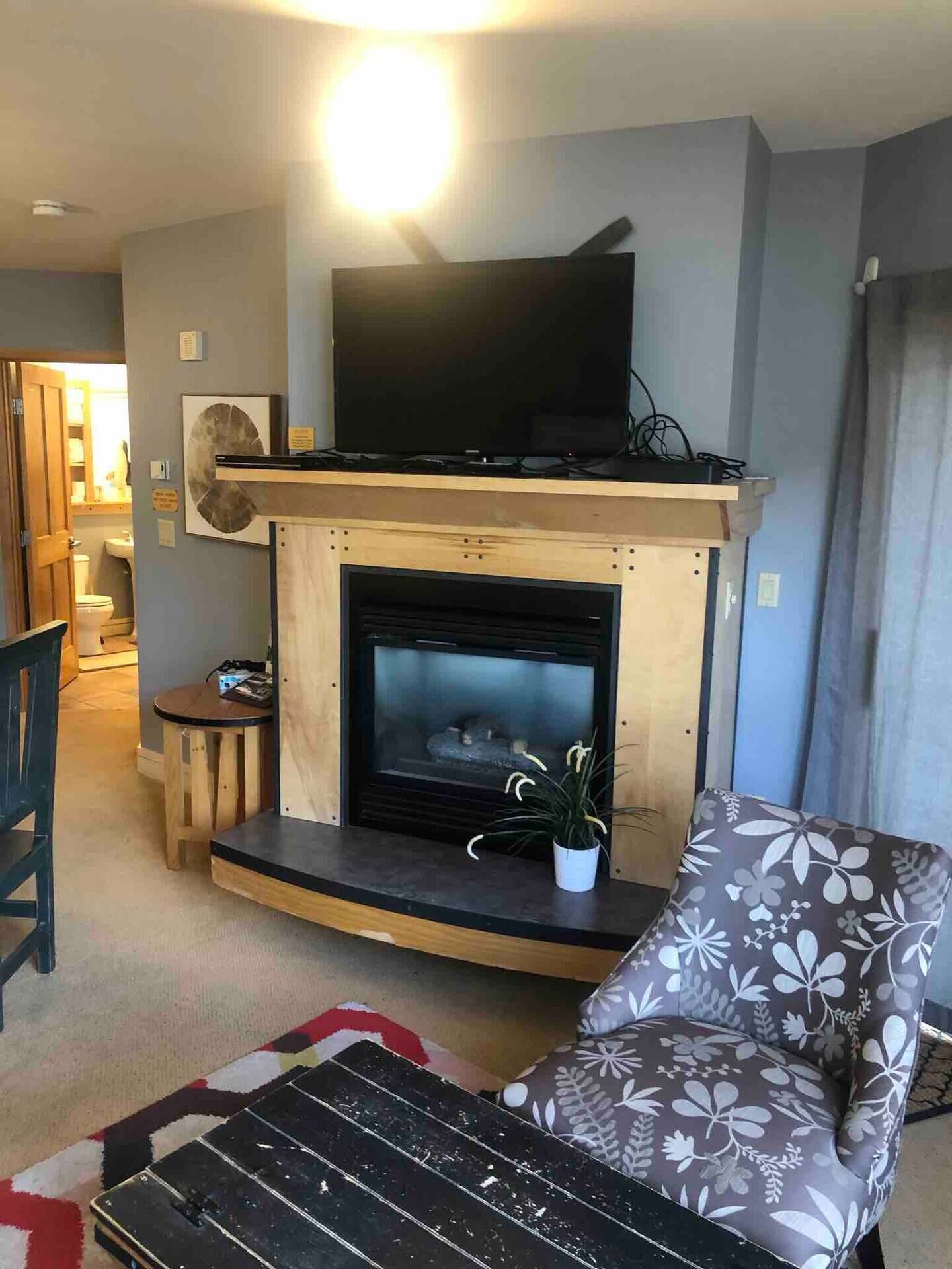 Een televisie en een open haard