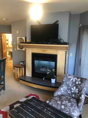 Télévision, cheminée