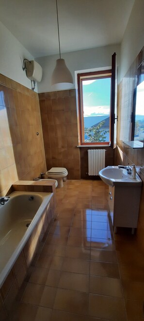 Shower, hair dryer, bidet, towels - 20 minutes to Frasassi Caves (Castelbellino)