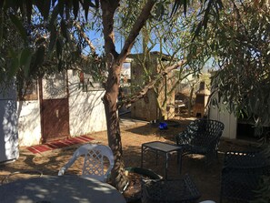 Outdoor dining - Cozy 80s Safari Style RV in Tranquil Bombay Beach with AC (BOMBAY BEACH)