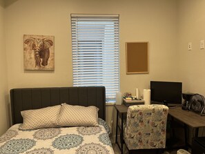 1 室のベッドルーム、デスク、アイロン / アイロン台、WiFi