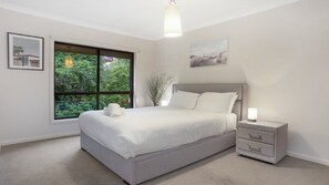 4 bedrooms, desk, iron/ironing board, free WiFi