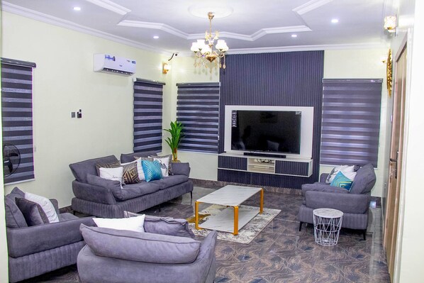 Smart TV - Delkiks Homes 4bedrom Duplex Ogba, Ikeja Lagos AC, Wi-Fi and 24/7 Electricity (Lagos)