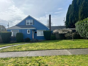 Exterior - Cozy 1-bedroom basement with AC and WiFi in peaceful Proctor District Tacoma. (Tacoma)