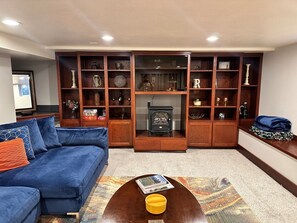 Smart TV, books, video library - Cozy 1-bedroom basement with AC and WiFi in peaceful Proctor District Tacoma. (Tacoma)
