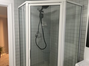 Shower, hair dryer, towels, soap - Cozy 1-bedroom basement with AC and WiFi in peaceful Proctor District Tacoma. (Tacoma)