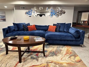 Smart TV, books, video library - Cozy 1-bedroom basement with AC and WiFi in peaceful Proctor District Tacoma. (Tacoma)