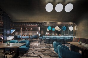 2 bars/lounges