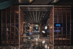 2 bars/lounges