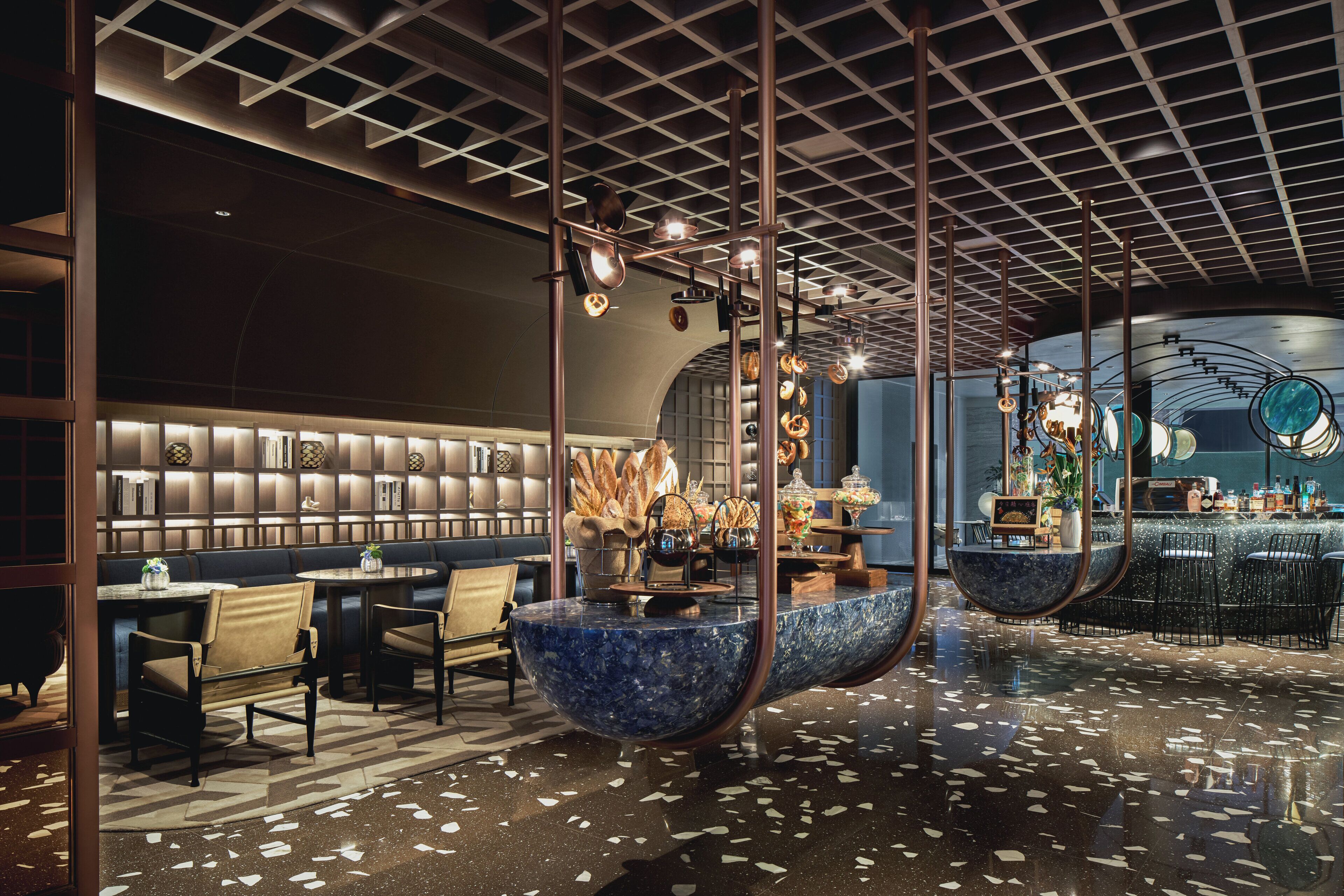 2 bars/lounges