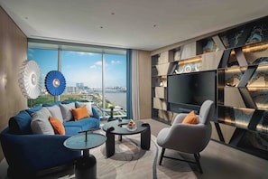 Suite, 1 cama de matrimonio grande, vistas al río | Zona de estar | Televisión LED de 55 pulgadas con canales por cable