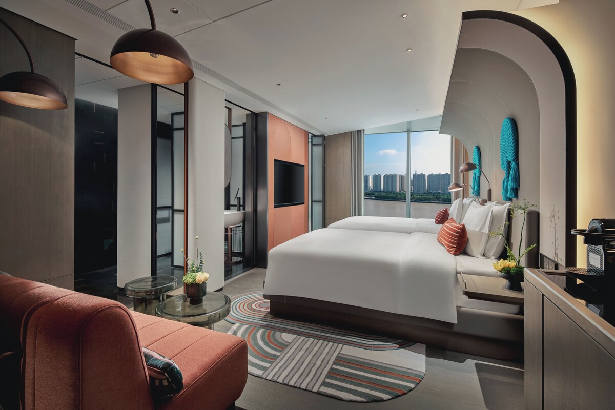 Habitació estàndard, 2 llits dobles, vistes al riu | 1 dormitori, cobrellits, minibar gratuït i caixa forta a l'habitació 