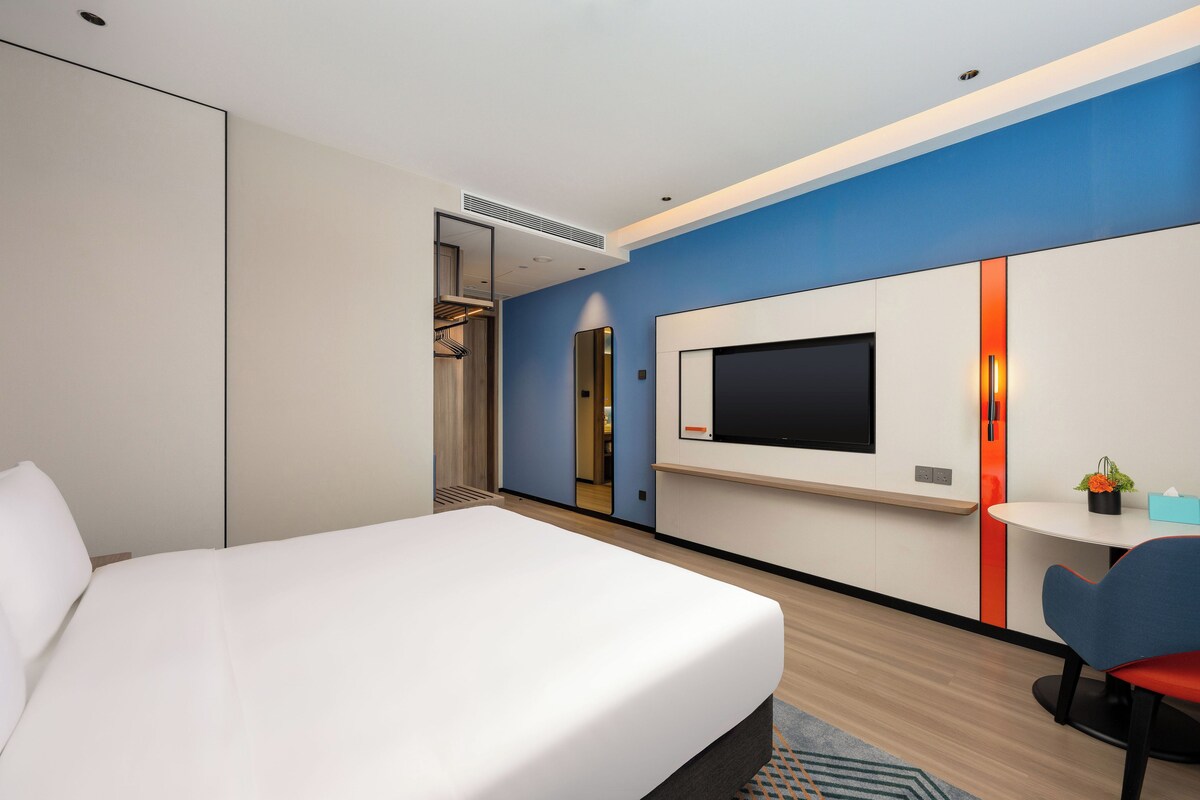 Luxe beddengoed, donsdekens, een laptopwerkplek