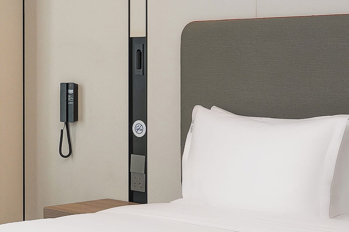 Luxe beddengoed, donsdekens, een laptopwerkplek