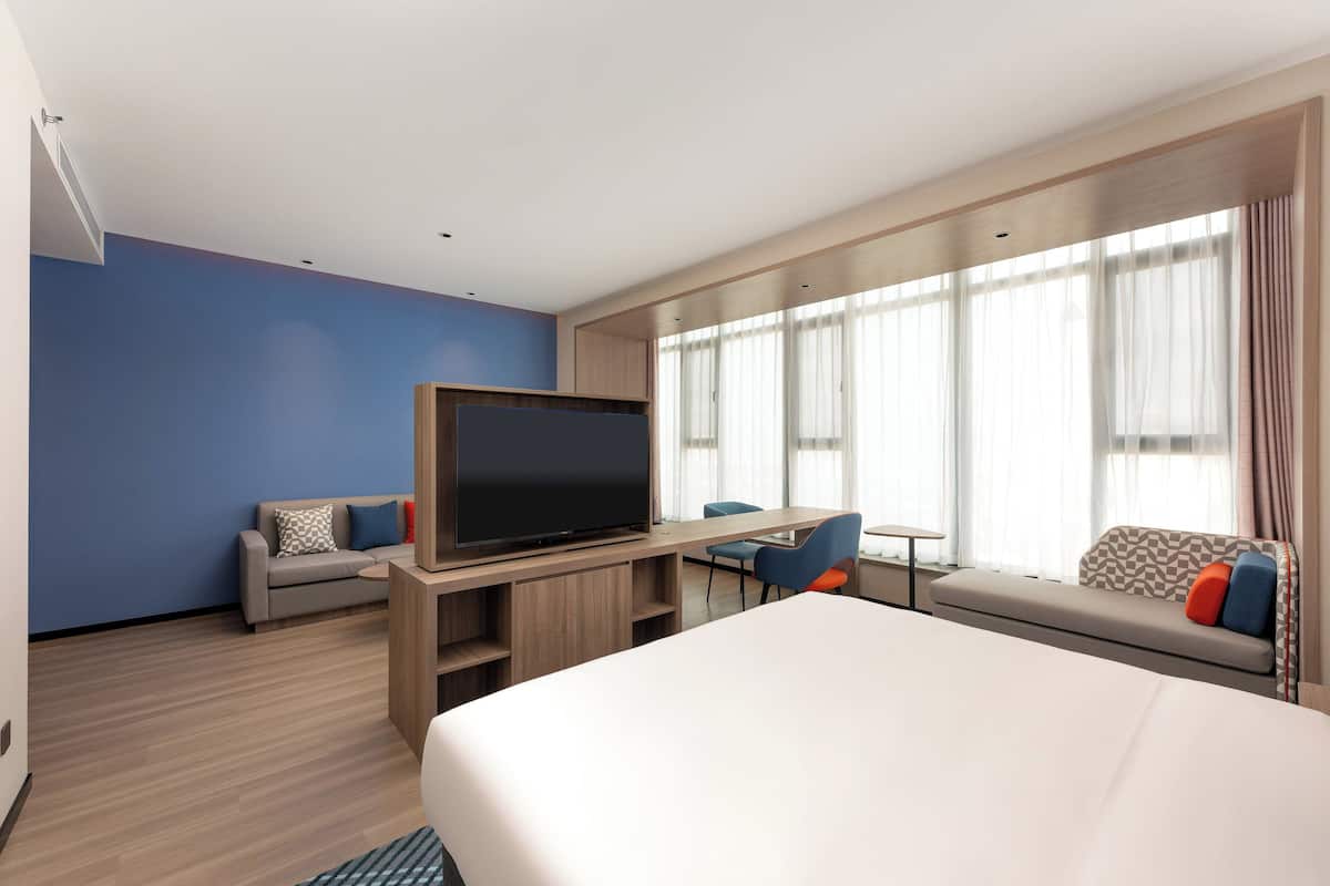 Luxe beddengoed, donsdekens, een laptopwerkplek