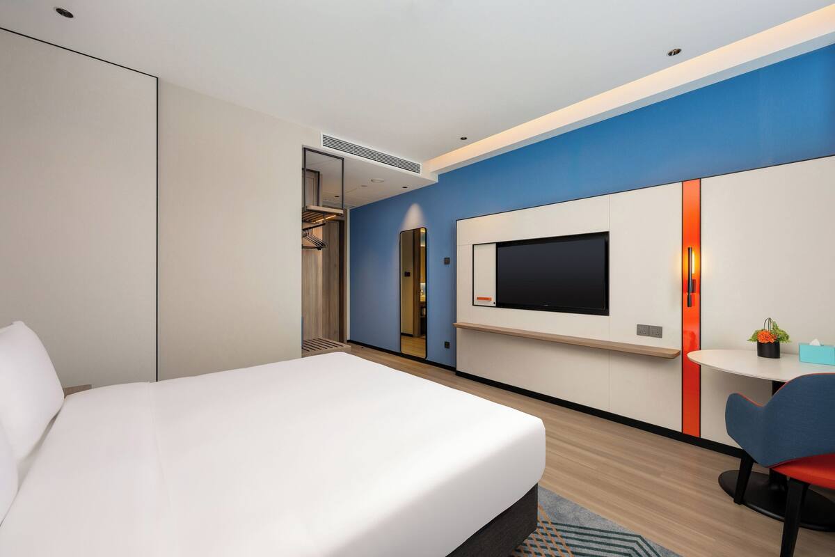 Premium bedding, down duvets, laptop workspace, blackout curtains