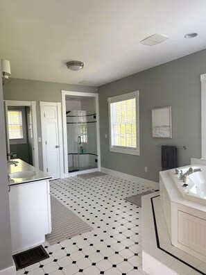 Jetted tub, hair dryer, towels, soap - Private Oceanfront Property with Panoramic Views on 6 acres (Addison)