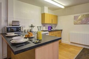 Private kitchen - 1Bed - Contractor-Friendly Apartment (Stamford)
