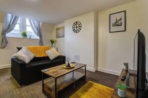 Living area - 1Bed - Contractor-Friendly Apartment (Stamford)