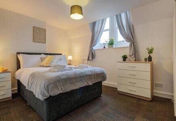 Room - 1Bed - Contractor-Friendly Apartment (Stamford)