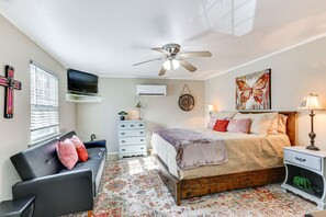 Bed sheets - New Blaine Studio - Walk to Lake Dardanelle! (New Blaine)