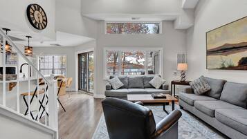 Smart-TV, Kamin, TischfuĂball, BĂŒcher