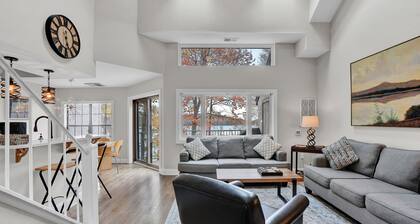 SPACIOUS LAKEFRONT PENTHOUSE ON BIG BOULDER LAKE! 4-SEASON FUN!