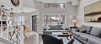 SPACIOUS LAKEFRONT PENTHOUSE ON BIG BOULDER LAKE! 4-SEASON FUN!