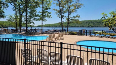 SPACIOUS LAKEFRONT PENTHOUSE ON BIG BOULDER LAKE!  4-SEASON FUN!