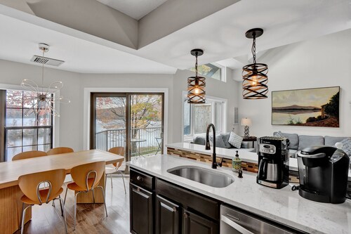 SPACIOUS LAKEFRONT PENTHOUSE ON BIG BOULDER LAKE!  4-SEASON FUN!