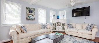 Quiet Hampton North Beach cottage + pool,  2 minutes walk from the sand. 