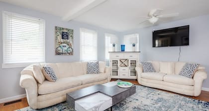 Quiet Hampton North Beach cottage + pool, 2 minutes walk from the sand.