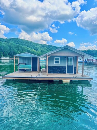 Cozy floating home, on Norris Lake