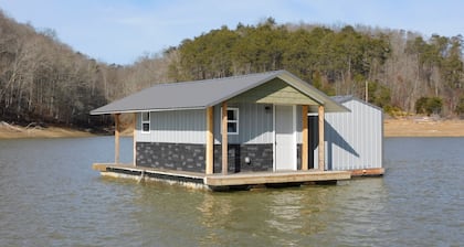 Cozy floating home with WiFi, AC in peaceful New Tazewell on Norris Lake