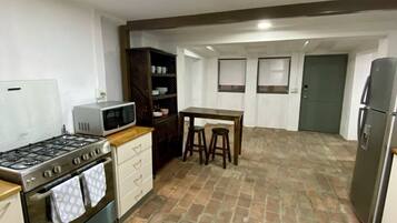 Een koelkast, een microgolfoven, een oven, een kookplaat