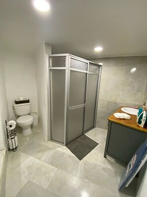 Douche, sĂšche-cheveux, serviettes fournies, savon