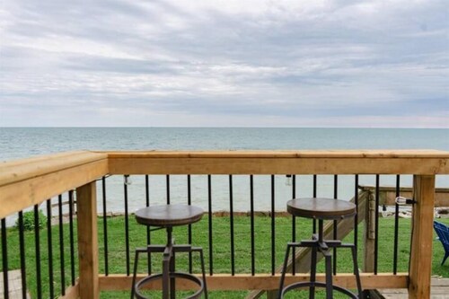 Erie Breeze Cottage, right on Lake Erie, EPIC wine route!
